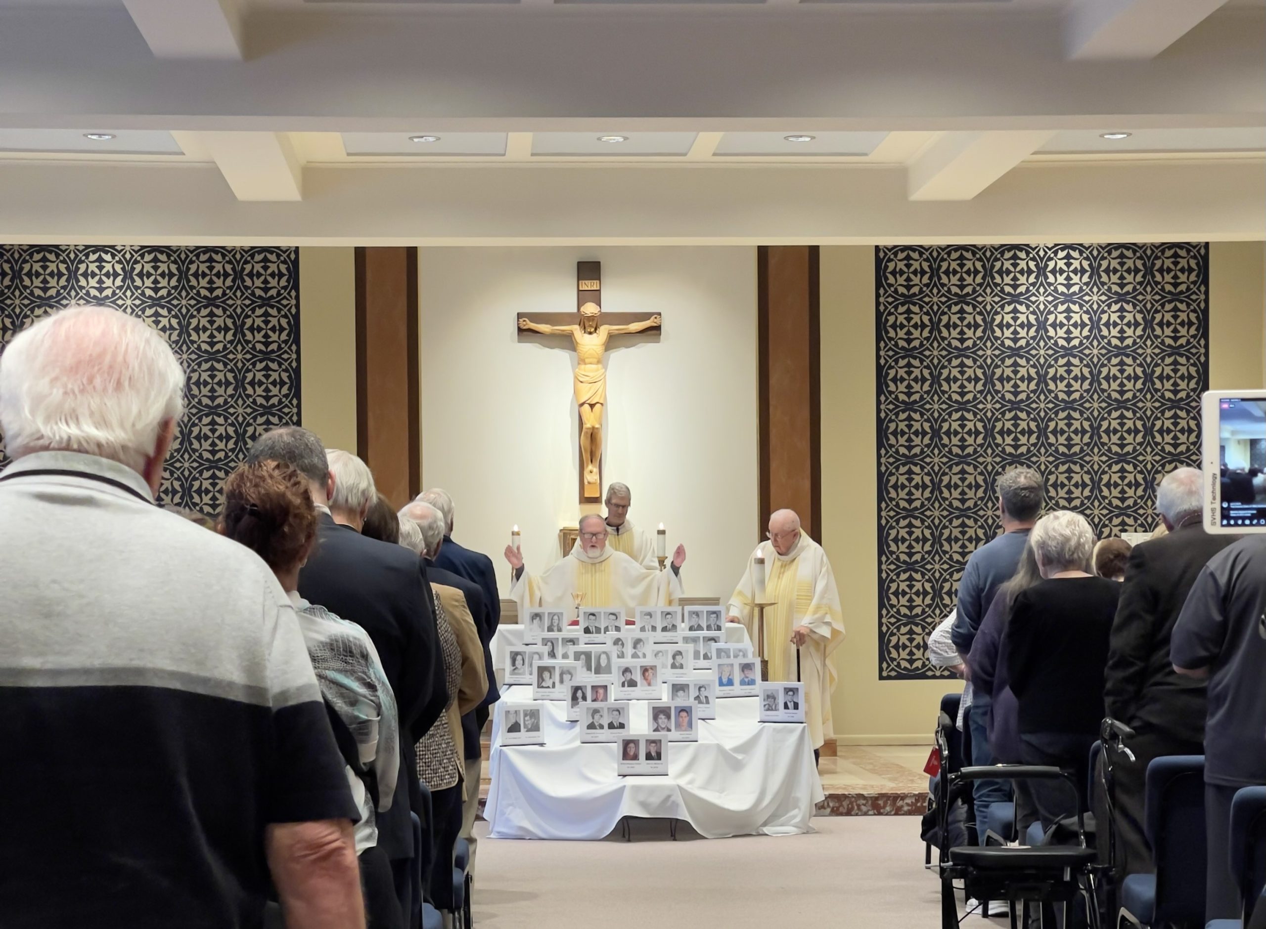 Viatorians Provide Comfort at Alumni Memorial Mass